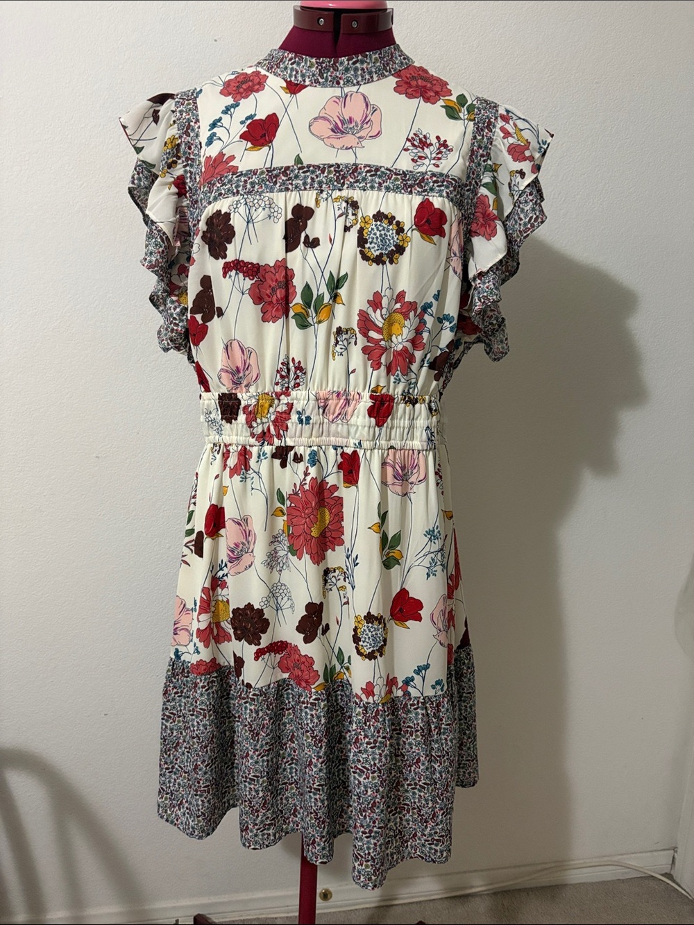DR2 size large floral lined dress with 2 layer ruffled sleeves 100% polyester